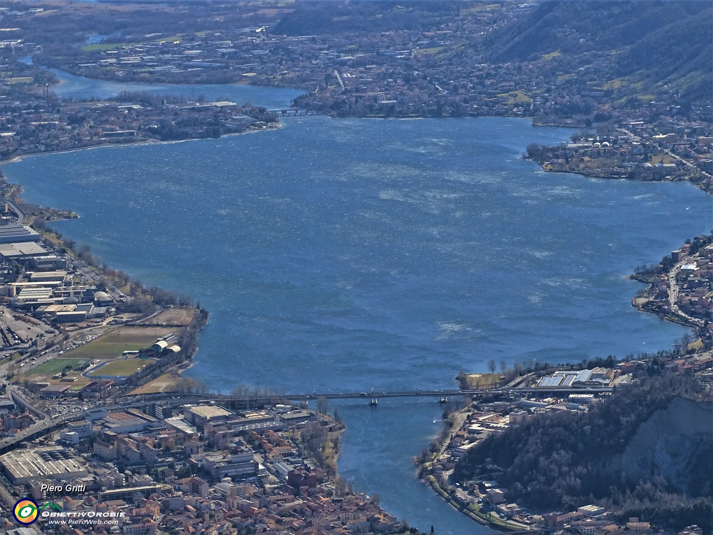 42 Il forte vento spazza i laghi di Lecco.JPG